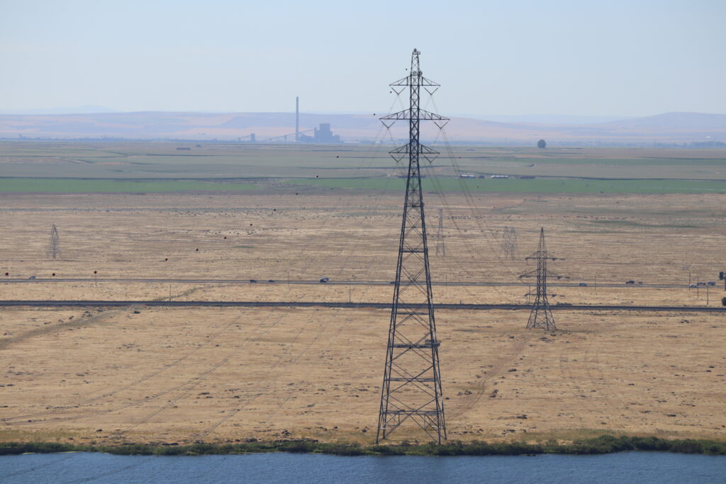 Boardman-coal-plant-seen-from-Crow-Butte